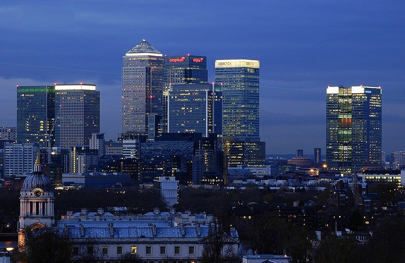 2015-11-17-19-39-51_canarywharf_complex-twilight_(public_domain)